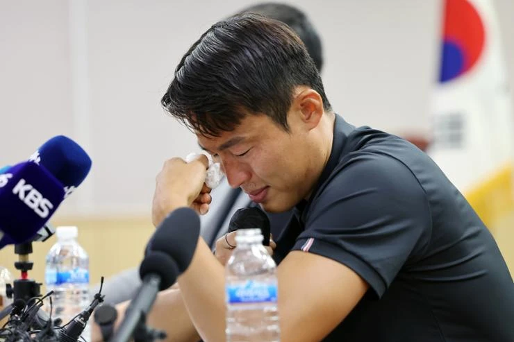 Son tại buổi họp báo diễn ra tại CLB Suwon. Ảnh: YONHAP tuyen-thu-han-quoc-dan-xep-ti-so-2.jpg