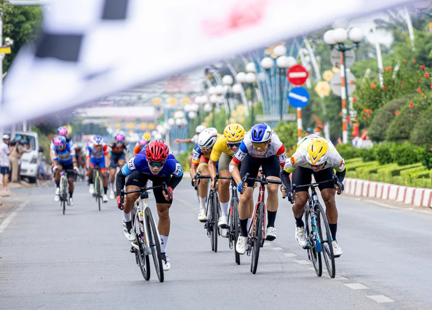 Nguyễn Văn Bình (73) tung nước rút thắng sprint 1. cuoc-chien-ao-vang-1.jpg