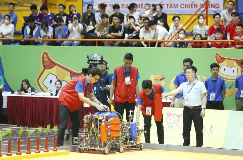 Đội thi của Trường ĐH Lạc Hồng tại cuộc thi Robocon Việt Nam năm 2024. Ảnh: NT Học phí Trường ĐH Lạc Hồng