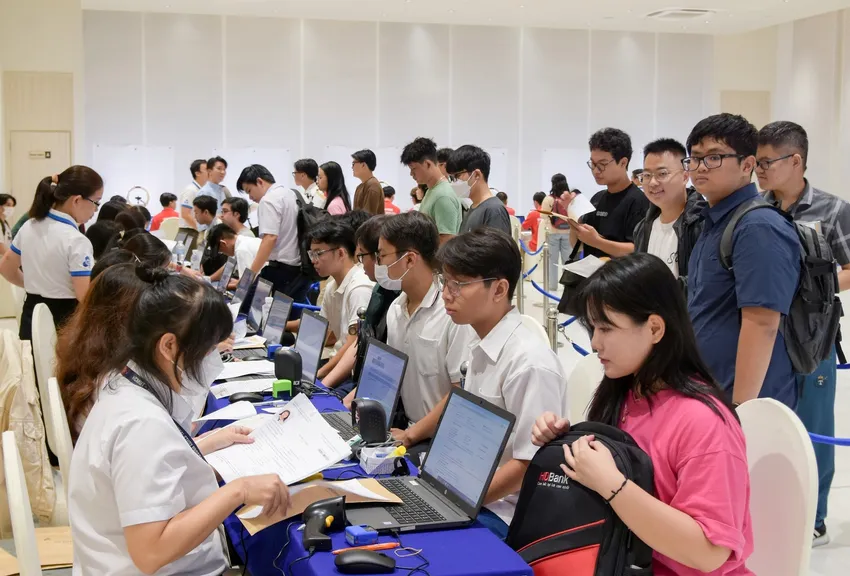 Đông thí sinh làm thủ tục nhập học tại Trường ĐH Bách khoa (ĐH Quốc gia TP.HCM). Ảnh: QN Xác nhận nhập học đại học 2024
