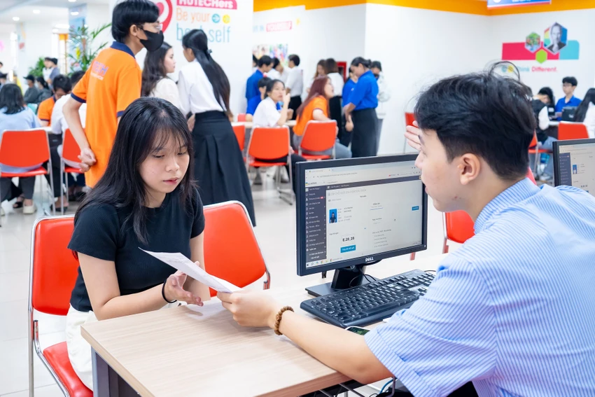 Tân sinh viên làm thủ tục nhập học tại Trường ĐH Công nghệ TP.HCM. Ảnh: NT Mức học phí trường đại học ngoài công lập