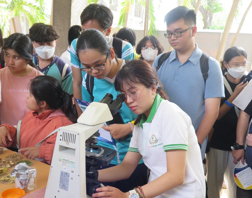 Thí sinh tìm hiểu các ngành học tại Trường ĐH Y dược TP.HCM. Ảnh: P.ANH Mức học phí ngành y dược TP.HCM