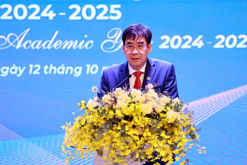 Tiến sĩ Lê Trường Sơn phát biểu tại Lễ khai giảng. truong-dai-hoc-luat-tphcm-khai-giang (3).jpg