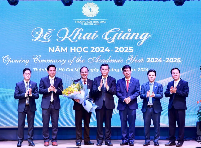 Thứ trưởng Nguyễn Văn Phúc tặng hoa cho tập thể Trường Đại học Luật TP.HCM truong-dai-hoc-luat-tphcm-khai-giang (5).jpg