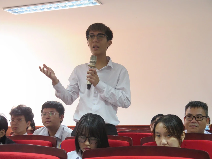 Học viên đặt câu hỏi cho các diễn giả về vấn đề AI. bai-bao-khoa-hoc-tri-tue-nhan-tao (1).jpg