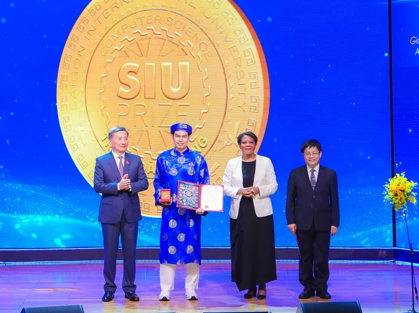 Tiến sĩ Trần Hoàng Dũng được vinh danh và nhận giải thưởng tại buổi lễ về lĩnh vực Khoa học máy tính. Ảnh: P.A giải thưởng khoa học máy tính