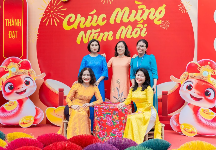 Các cán bộ, giảng viên Trường ĐH Công Thương TP.HCM phấn khởi chụp hình Tết tại trường. Ảnh: TTNT Thưởng Tết Nguyên đán 2025 giảng viên