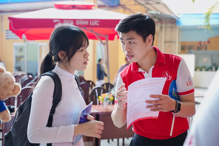Đại diện Trường Đại học Kinh tế - Tài chính TP.HCM (UEF) đang tư vấn tuyển sinh cho thí sinh. Ảnh: NTCC Không tăng học phí tuyển sinh đại học 2025