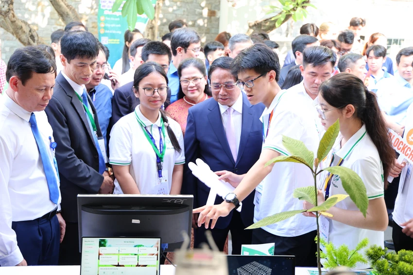 Thủ tướng tham quan các dự án khởi nghiệp của học sinh, sinh viên. Ảnh: BTC thu-tuong-pham-minh-chinh-khoi-nghiep (11).JPG