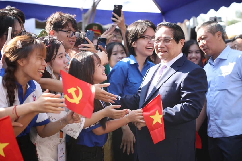 Học sinh, sinh viên, thầy cô giáo vui mừng chào đón Thủ tướng Phạm Minh Chính đến tham dự ngày hội khởi nghiệp tại TP.HCM. Ảnh: BTC Thủ tướng Phạm Minh Chính tham gia ngày hội khởi nghiệp