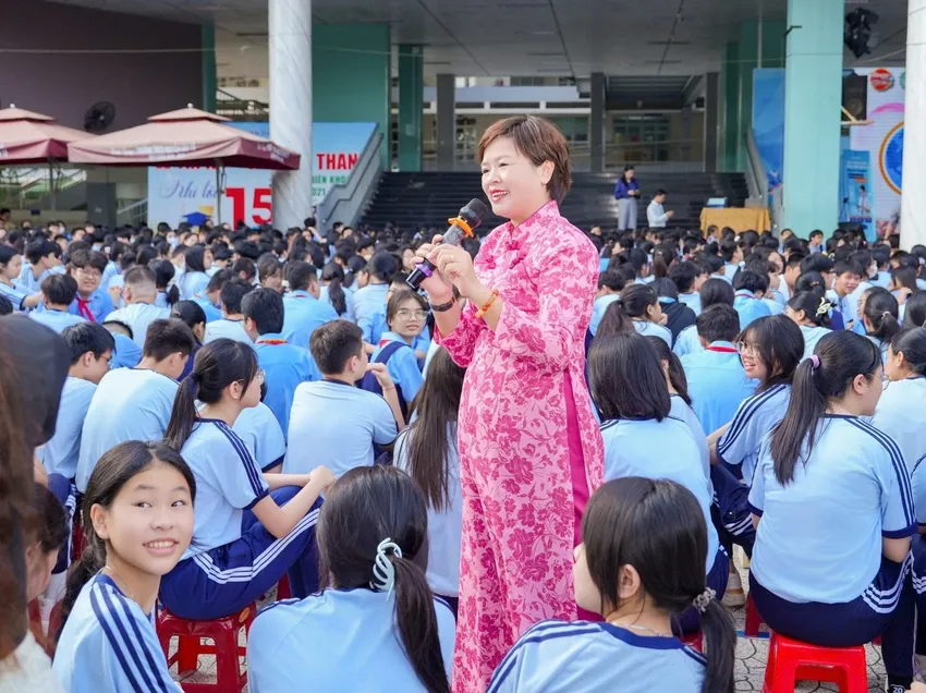 TS Phạm Thị Thúy mong muốn các trường học tăng cường các hoạt động giáo dục kỹ năng an toàn trên mạng xã hội cho học sinh, sinh viên. Ảnh: NVCC Sinh viên bị lừa tiền qua mạng