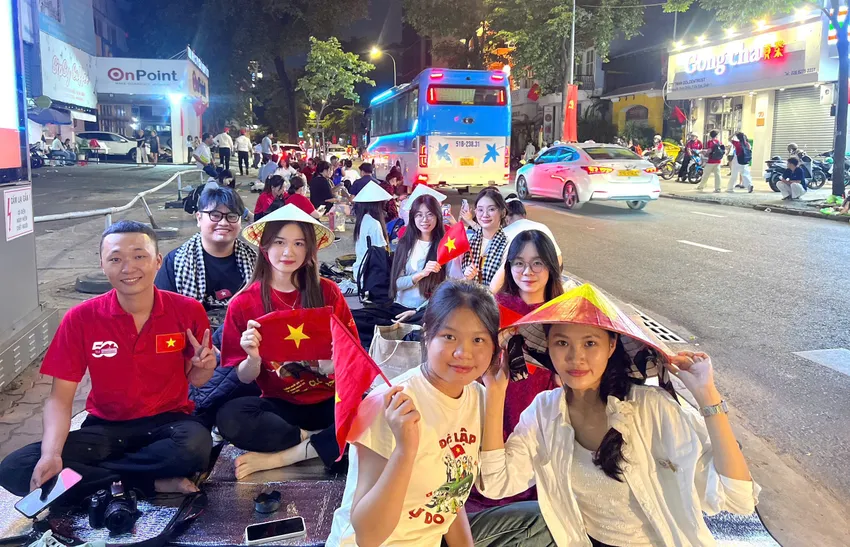 Hàng ngàn người đã đến từ đêm ngày 29-4 trên đường Nguyễn Bỉnh Khiêm để chọn cho mình một vị trí đẹp để đón đoàn diễu binh diễu hành đi qua. Ảnh: PHẠM HẢI dai-hoc-van-lang-xac-minh-clip-lien-quan-den-sinh-vien-co-thai-do-vo-le-voi-cac-cuu-chien-binh-tai-le-ky-niem-30-4.jpg