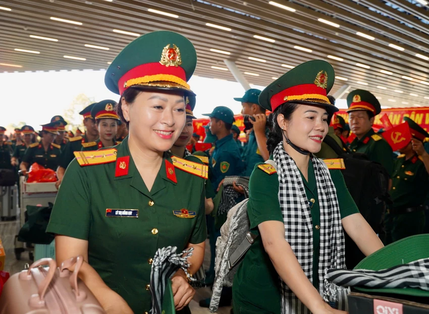 Cán bộ rời TP.HCM trong vòng tay của nhân dân. ẢNH: THUẬN VĂN xuc-dong-tien-chan-cac-luc-luong-dieu-binh-dieu-hanh-ve-don-vi-sau-le-ky-niem-30-4 (2).jpg
