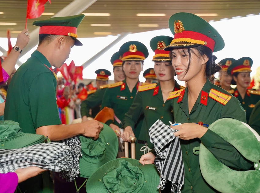 Các chiến sĩ khối quân nhạc rời TP.HCM với món quà là khăn rằn, nón lá, nón tai bèo. ẢNH: THUẬN VĂN xuc-dong-tien-chan-cac-luc-luong-dieu-binh-dieu-hanh-ve-don-vi-sau-le-ky-niem-30-4 (3).jpg
