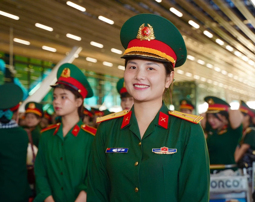 Thiếu tá Luyện Thùy Linh, cán bộ khối nghi lễ, chia sẻ: "Hôm nay chúng tôi đã hoàn thành xuất sắc nhiệm vụ và rời TP.HCM. Thật sự lưu luyến và nhớ đến tình cảm của người dân miền Nam, một phần ký ức không thể quên". ẢNH: THUẬN VĂN xuc-dong-tien-chan-cac-luc-luong-dieu-binh-dieu-hanh-ve-don-vi-sau-le-ky-niem-30-4 (5).jpg