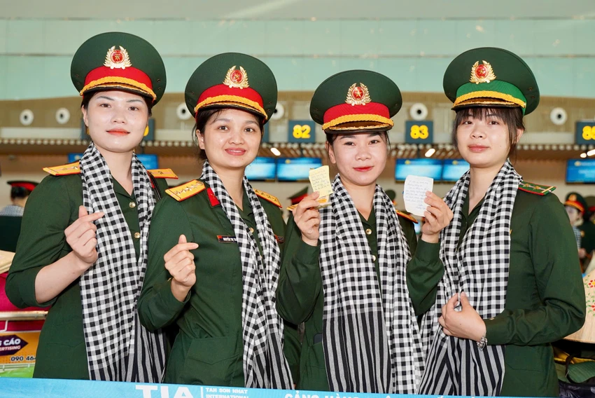 Rời TP.HCM về lại đơn vị sau khi đã hoàn thành nhiệm vụ diễu binh, diễu hành kỷ niệm 50 năm Ngày giải phóng miền Nam, thống nhất đất nước, các chiến sĩ gìn giữ tình cảm và từng món quà nhỏ của người dân và đồng đội miền Nam trao tặng. ẢNH: THUẬN VĂN xuc-dong-tien-chan-cac-luc-luong-dieu-binh-dieu-hanh-ve-don-vi-sau-le-ky-niem-30-4 (6).jpg