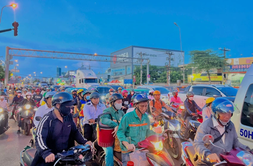 Nhiều người mệt mỏi vì ùn ứ giao thông. Ảnh: PHẠM HẢI. Giao thông tắc nghẽn đoạn cầu vượt Linh Xuân sau kỳ nghỉ lễ 30-4