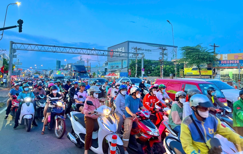Giao thông đông đúc từ chiều ngày 5-5 khu vực cầu vượt Linh Xuân. Ảnh: PHẠM HẢI. giao-thong-tac-nghen-doan-cau-vuot-linh-xuan-sau-ky-nghi-le-30-4 (3).jpg