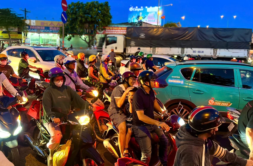 Các phương tiện di chuyển chậm qua khu vực cầu vượt Linh Xuân. Ảnh: PHẠM HẢI giao-thong-tac-nghen-doan-cau-vuot-linh-xuan-sau-ky-nghi-le-30-4 (4).jpg