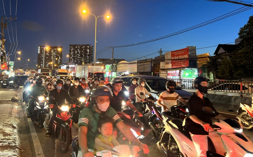 Hướng từ cầu vượt Linh Xuân về TP Dĩ An cũng ùn ứ. Ảnh: PHẠM HẢI. giao-thong-tac-nghen-doan-cau-vuot-linh-xuan-sau-ky-nghi-le-30-4 (5).jpg