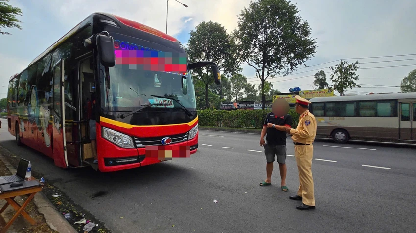 TP.HCM: Xử lý nhiều xe khách vi phạm quy định về giám sát hành trình và thẻ nhận dạng. Ảnh: CA TP.HCM: Xử lý nhiều xe khách vi phạm quy định về giám sát hành trình và thẻ nhận dạng
