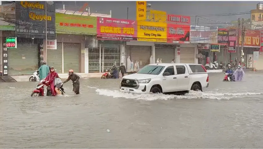 Nhiều phương tiện chết máy phải đẩy bộ qua khu vực. Ảnh: PHẠM HẢI dong-nai-mua-lon-keo-dai-nhieu-gio-nhieu-tuyen-duong-chim-trong-bien-nuoc (2).jpg