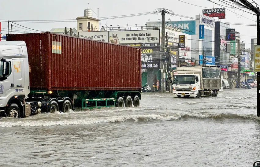 Mưa lớn kéo dài nhiều giờ, giao thông qua khu vực gặp nhiều khó khăn, nhiều phương tiện buộc phải dừng lại chờ nước rút. Ảnh: PHẠM HẢI dong-nai-mua-lon-keo-dai-nhieu-gio-nhieu-tuyen-duong-chim-trong-bien-nuoc (5).jpg