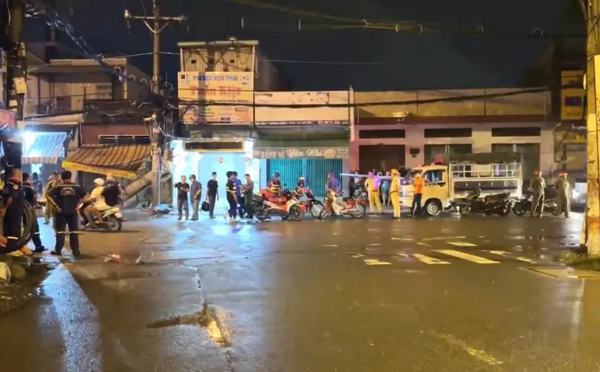 Công an phong tỏa hiện trường, điều tra nguyên nhân vụ tai nạn khiến 2 người tử vong. Ảnh: NT tp-hcm-hai-xe-may-lao-len-via-he-sau-tieng-ho-cuop-2-nguoi-tu-vong (2).jpg