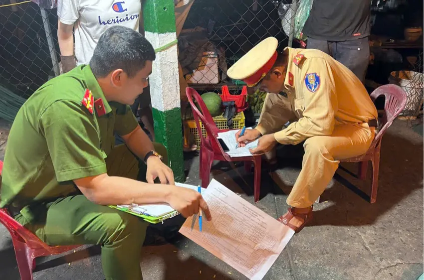 TP.HCM: An ninh đường thủy Phú Xuân được thắt chặt 2 Lực lượng chức năng lập danh sách phương tiện và cư dân sinh sống.