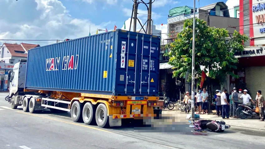 Va chạm giữa xe container và xe máy, tạo nên một nữ tử vong. Ảnh: PHẠM HẢI tp-hcm-va-cham-voi-xe-container-nguoi-phu-nu-tu-vong-tai-cho (1).jpg
