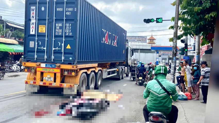 Hiện trường nhiệm vụ tai nạn và chạm với xe container khiến người phụ nữ đi xe máy tử vong. Ảnh: PHẠM HẢI TP.HCM: Va chạm với xe container, người phụ nữ tử vong tại phòng