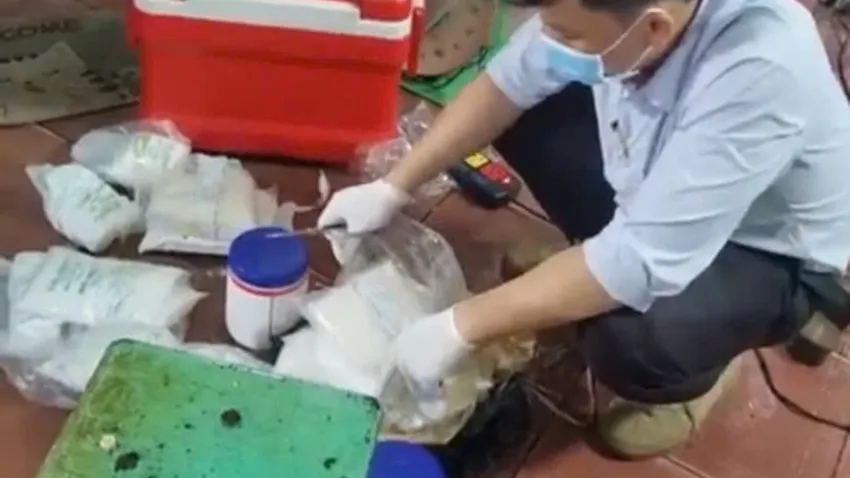 Cơ quan chức năng thu giữ hóa chất tại cơ sở sơ chế hoa chuối. Ảnh: CA tp-hcm-phat-hien-ba-co-so-ngam-hoa-chuoi-voi-han-the-chat-tay-trang (2) - Copy.jpg