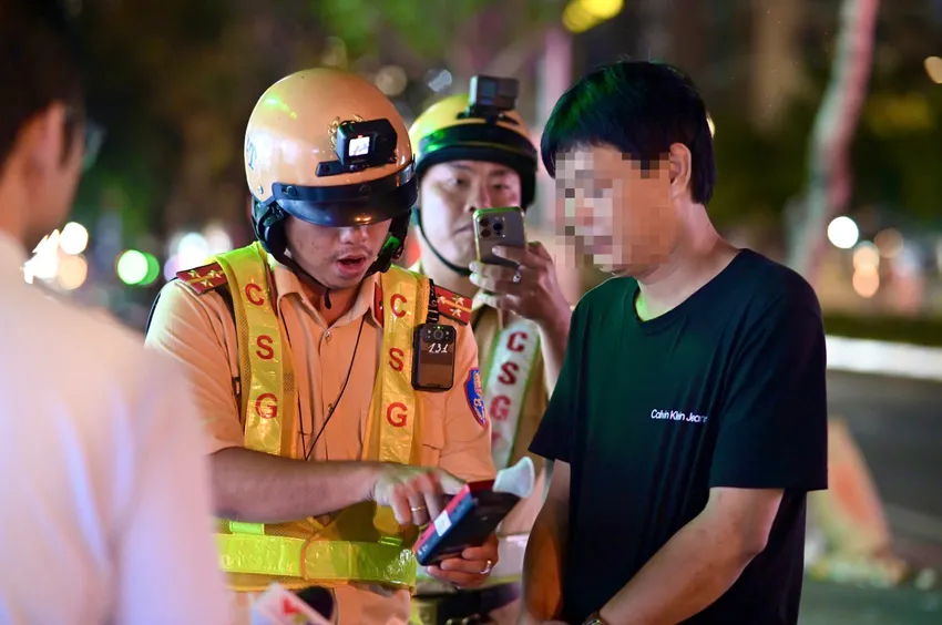 Anh NTĐ (ngụ TP.HCM) bị tổ công tác dừng xe kiểm tra. Kết quả kiểm tra cho thấy anh Đ có nồng độ cồn 1,143 mg/lít khí thở, vượt ngưỡng nhiều lần so với mức quy định. Ảnh: PHẠM HẢI tp-hcm-bi-kiem-tra-nong-do-con-nguoi-dan-ong-bo-lai-xe-may-roi-chay-bo (3).jpg