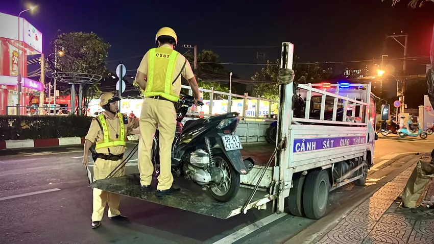 Các phương tiện vi phạm bị tổ công tác lập biên bản và tạm giữ xe. Ảnh: PHẠM HẢI tp-hcm-bi-kiem-tra-nong-do-con-nguoi-dan-ong-bo-lai-xe-may-roi-chay-bo (5).jpg