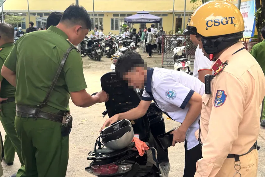 Phát hiện nam sinh lớp 12 dương tính với cần sa trong trường học. Ảnh: XH Phát hiện nam sinh lớp 12 dương tính với cần sa trong trường học