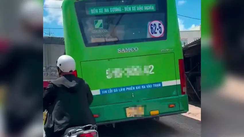 Hình ảnh tài xế xe buýt điều khiển xe chạy lên vỉa hè để vượt các xe khác trên đường Nguyễn Văn Bứa. Ảnh: PHẠM HẢI Xử phạt tài xế xe buýt chạy lên vỉa hè để vượt xe trên đường Nguyễn Văn Bứa