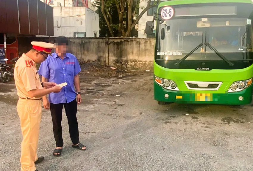 Ông NVB làm việc với lực lượng chức năng. Ảnh: PC08 xu-phat-tai-xe-xe-buyt-chay-len-via-he-de-vuot-xe-tren-duong-nguyen-van-bua (2).jpg