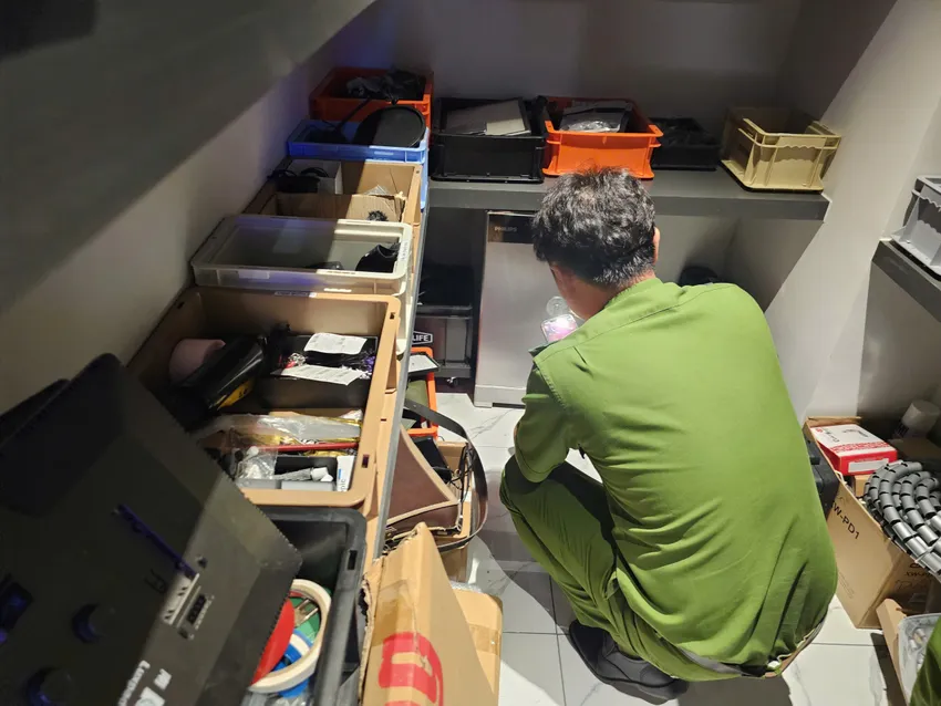 Công an TP.HCM khám xét căn hộ của Ngân 98