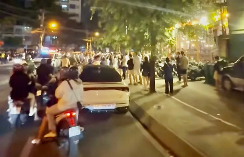 Hàng trăm người dân hiếu kì đứng hai bên đường theo dõi vụ việc. z7229464084635_ce07d9935e63ecd999c455ebf56cda11.jpg