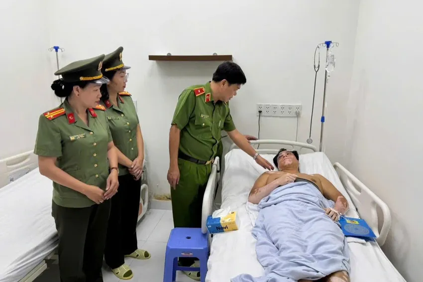 Thiếu tướng Nguyễn Thanh Hưởng, Phó Giám đốc Công an TP.HCM, cùng các đơn vị nghiệp vụ đã đến thăm hỏi, động viên Trung tá Nguyễn Quang Minh tại Bệnh viện 115, nơi anh đang được điều trị. z7302087005607_d87a0b5aebe88a18900b7ab112155287.jpg