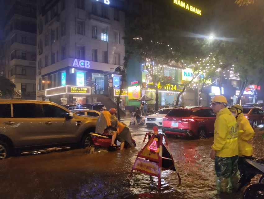 Hình ảnh nhân viên thoát nước túc trực trên con phố, để hướng dẫn người đi đường. ngap (10).jpg