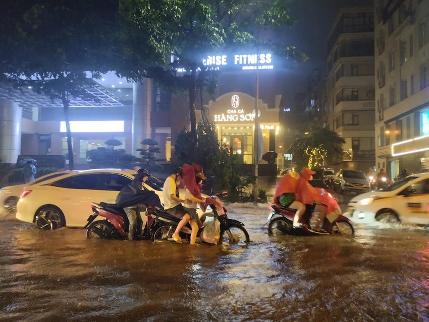 Tại đường Huỳnh Thúc Kháng, nước ngập nửa bánh xe. ngap (11).jpg