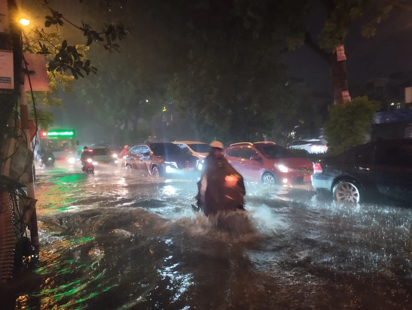 Việc đi lại khó khăn trong cơn mưa lớn. Ngập do mưa lớn ở Hà Nội