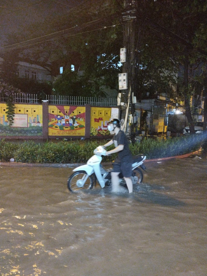Xe chết máy khi đi qua vùng nước sâu, một nam thanh niên phải dắt trên đường Mỹ Đình. ngap (2).jpg