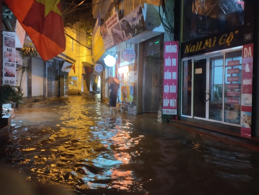 Sau mỗi trận mưa lớn, kéo dài... phố phường nhiều nơi ngập lụt, khiến việc đi lại vất vả. ngap (5).jpg