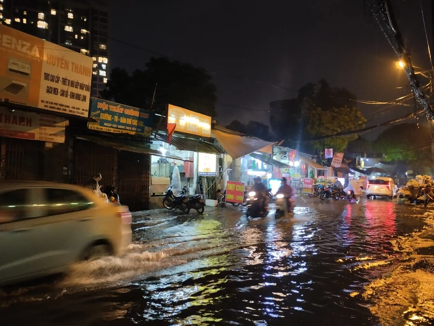 Hà Nội vào mùa này thường xuất hiện những cơn mưa rào. ngap (6).jpg