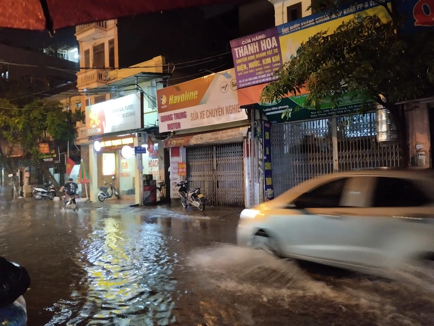 Nước ngập trên phố Trần Cung. ngap (9).jpg