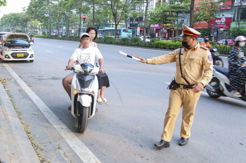 Lực lượng chức năng thuộc 5 tổ công tác đặc biệt ngày đầu ra quân. Ảnh PHI HÙNG Trong nửa tháng, 5 tổ công tác đặc biệt Công an Hà Nội phạt 1,3 tỉ đồng