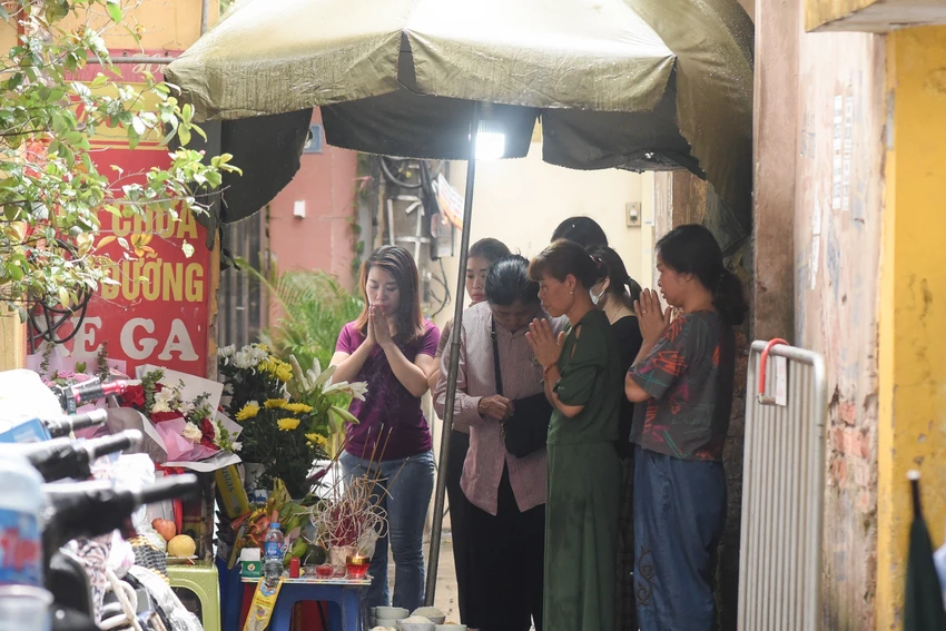 Một bàn thờ tạm được họ hàng chủ khu nhà trọ trước cổng ngôi nhà xảy ra vụ cháy. Ảnh: PHI HÙNG vụ-chay-14-nguoi-chet (2).jpg