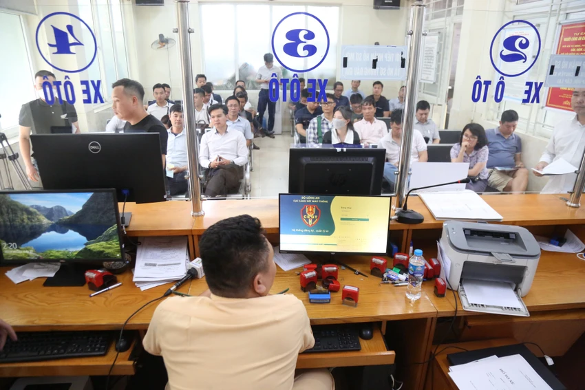 Tổng cục trưởng Tổng cục Thuế ban hành công văn về việc triển khai giải quyết hồ sơ đảm bảo hỗ trợ thực hiện dịch vụ công đăng ký xe toàn trình. Ảnh: PHI HÙNG đăng ký xe